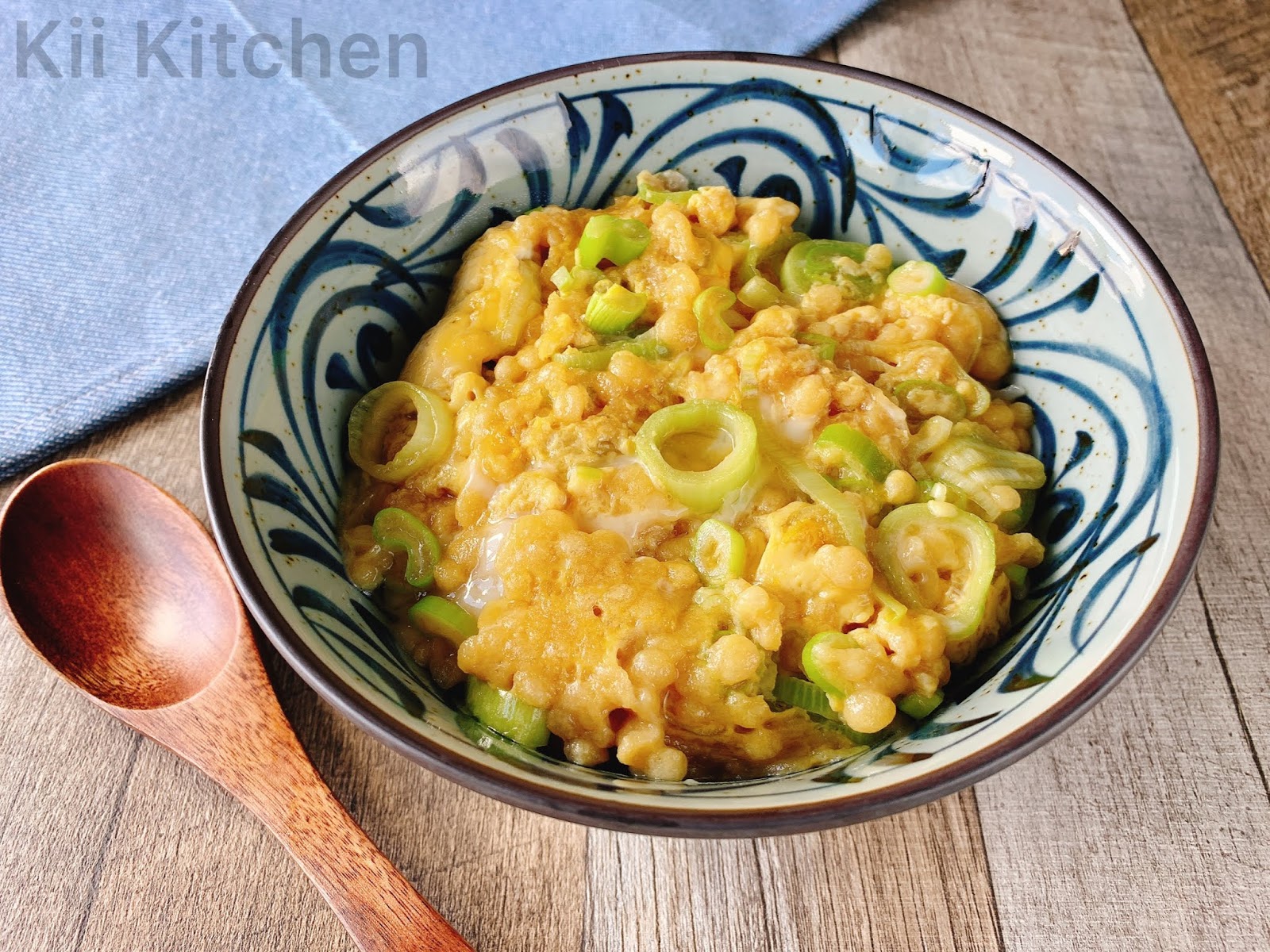 給料日前にも レンジで 天かすの卵とじ丼