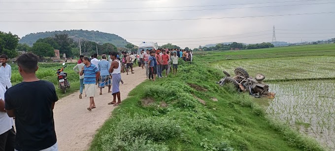 खेत में पलटा ट्रैक्टर, कंप्रेसर के नीचे दबकर दो लोगों की मौत; मचा कोहराम