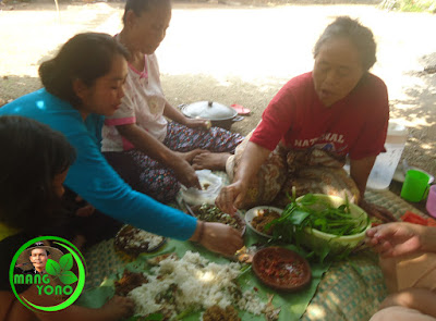 FOTO : Makan dengan lalap eceng sawah, kemangi, rangdamidang, karedok terong peuheur, mentimun.. ditambah sambel goang.