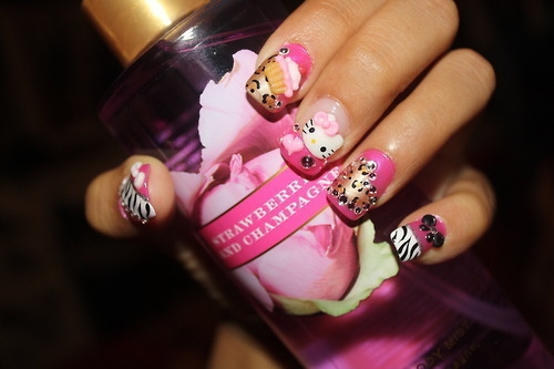 Hello-Kitty-Nail-Art-7.jpg