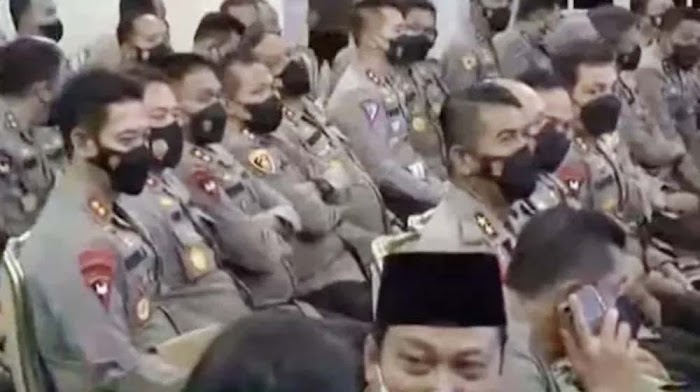 Kapolda Metro Tertangkap Kamera Pakai HP saat Temui Jokowi di Istana, Ternyata Begini Kejadiannya