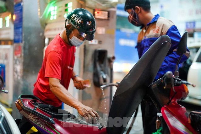 Người dân TPHCM lại quay cuồng trong ma trận ‘hết xăng, còn dầu’ - Ảnh 15.