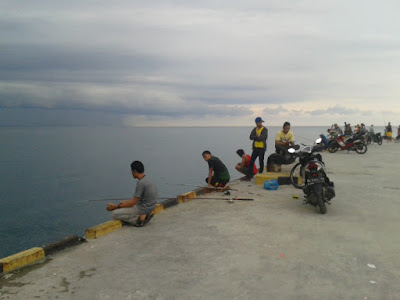 Menikmati Suasana Sore di Dermaga Kapal Tapak Tuan, Aceh Selatan