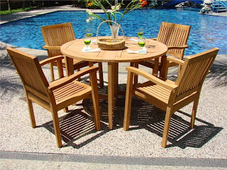 Here's the chairs and tables Provide the pool With a natural Concept, it is seen with Seats made of Natural wood. In the photo desk is made of wood with the best quality of all. If you are not interested