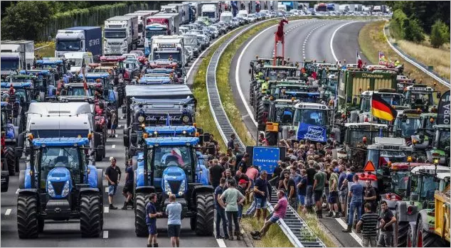 Agricultores holandeses protestam com tratores contra o plano globalista de confiscar milhares de fazendas para cumprir metas climáticas