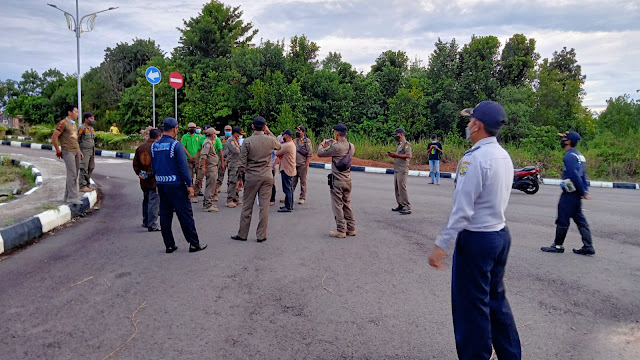 Satpol PP Larang Aliansi Pejuang Marwah Kota Tanjungpinang Pasang Tenda di Depan Rumah Dinas Walikota Tanjungpinang