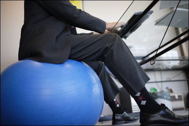 benefits-of-sitting-on-an-exercise-ball