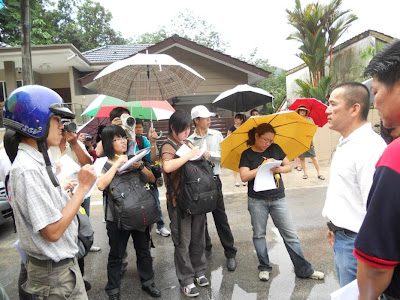 Despite the rain, YB Teh Yee Cheu  always attracts reporters