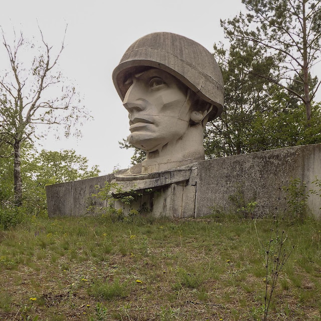 Памятник воинам-землякам в молдавском селе Брынзень