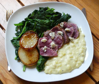 Rinderfiletsteak auf Kartoffel-Gorgonzola-Stampf mit karamellisierten Birnen und Spinat