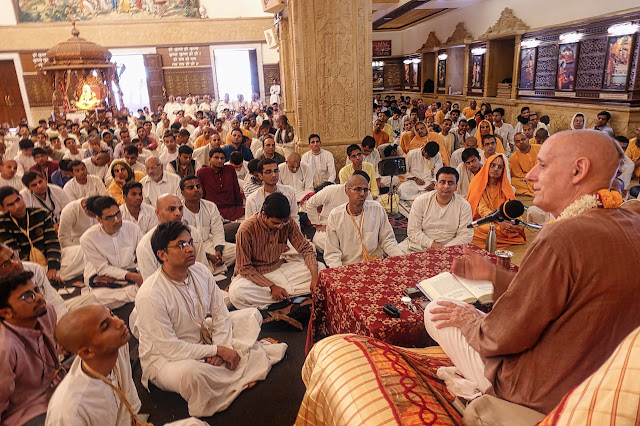 Sankarshan Das Teaching Srimad Bhagavatam in Pune