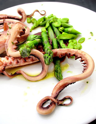 Poulpes de Roche, Asperges, Févettes & Gelée de Fraises au Balsamique