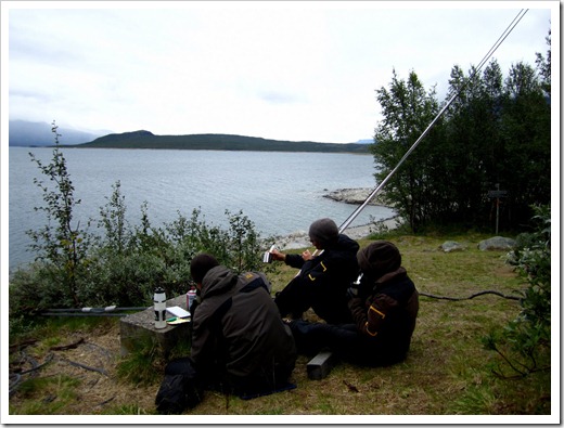 Några tyskar eller om de var fransmän minns har gått lite längre än oss, pustar ut med lite mat i väntan på båten.