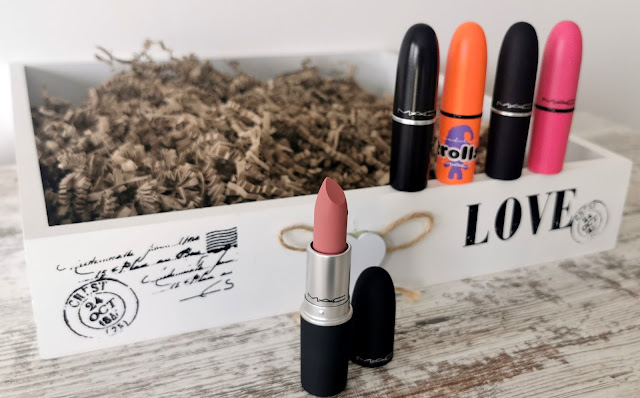 mac powder kiss lipstick recenzie