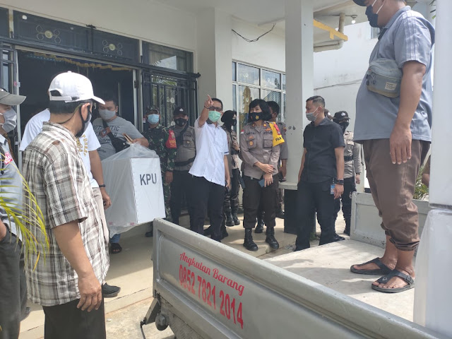 Bersama Aparat dan Penyelenggara Pemilu, Amsakar Keliling Meninjau Distribusi Logistik #BataMiliKita