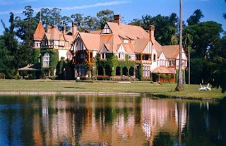 Casa reflejada sobre el lago