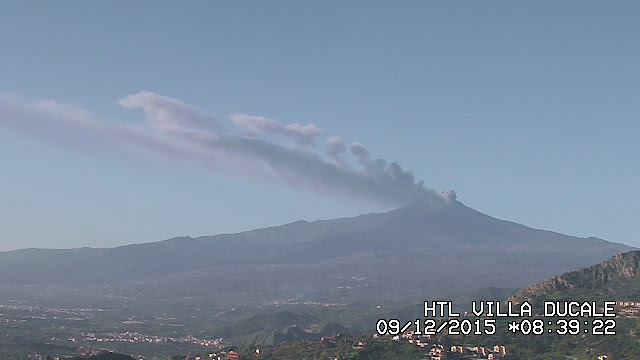 Panache de cendres sur le volcan Etna, 09 decembre 2015