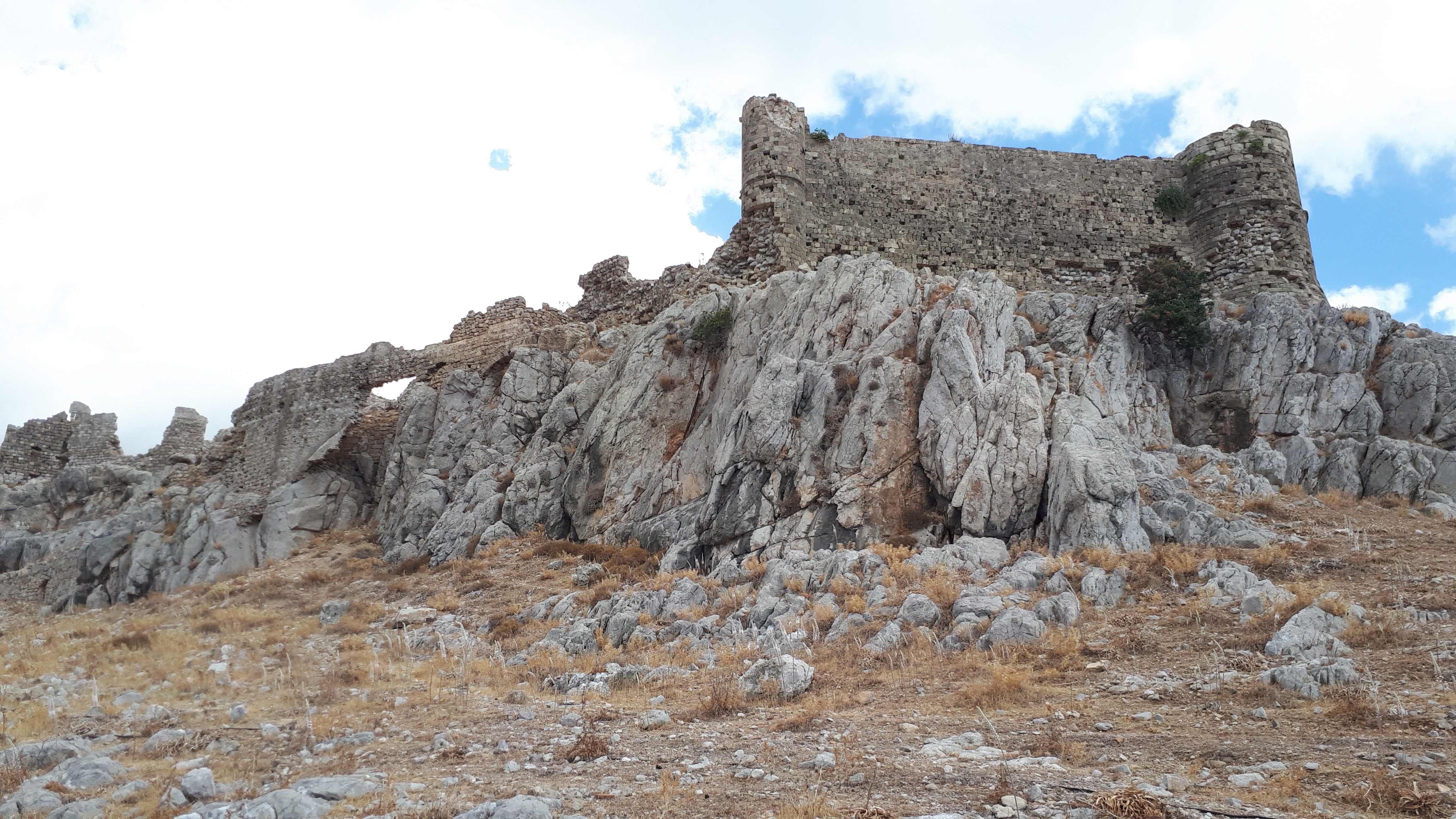 The base of the castle with access to the left of the picture where one can see the wall over an entrance