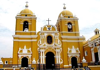 Foto a la iglesia - Catedral de Trujillo de día