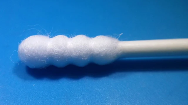 普通棉簽纖維十分多，容易脫落