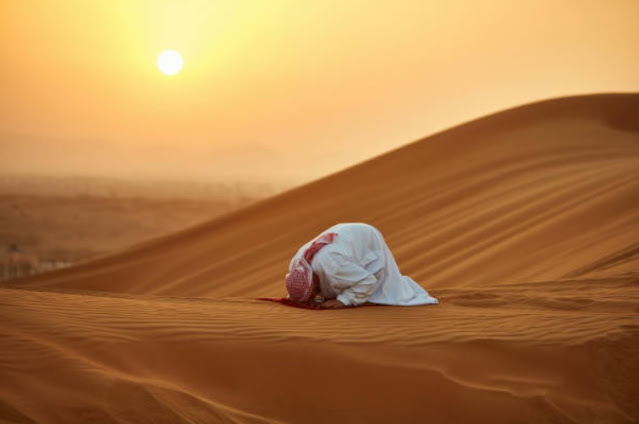 Musafir tetap menjaga waktu shalat dan melaksanakannya dengan khusyuk. Sumber Fatwatarjih