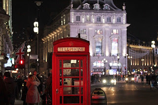piccadilly-london-red-phone-booth-uk