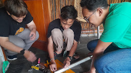 Mahasiwa Bina Desa UPN “Veteran” Jawa Timur Bantu Pembuatan Papan Peringatan di Wisata Coban Lanang