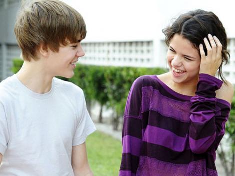 selena gomez and justin bieber beach. JUSTIN BIEBER AND SELENA GOMEZ