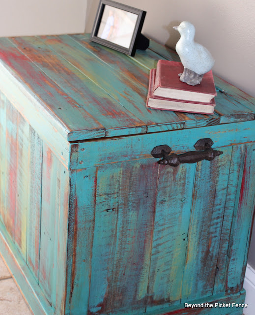 pallet, reclaimed wood, trunk, storage, paint technique, Beyond The Picket Fence, http://bec4-beyondthepicketfence.blogspot.com/2013/03/pallet-chest.html