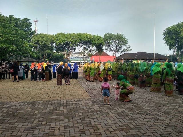 SUNGGUH MANIS, MESKI SEDANG UPACARA, SEORANG IBU TETAP BAWA ANAK