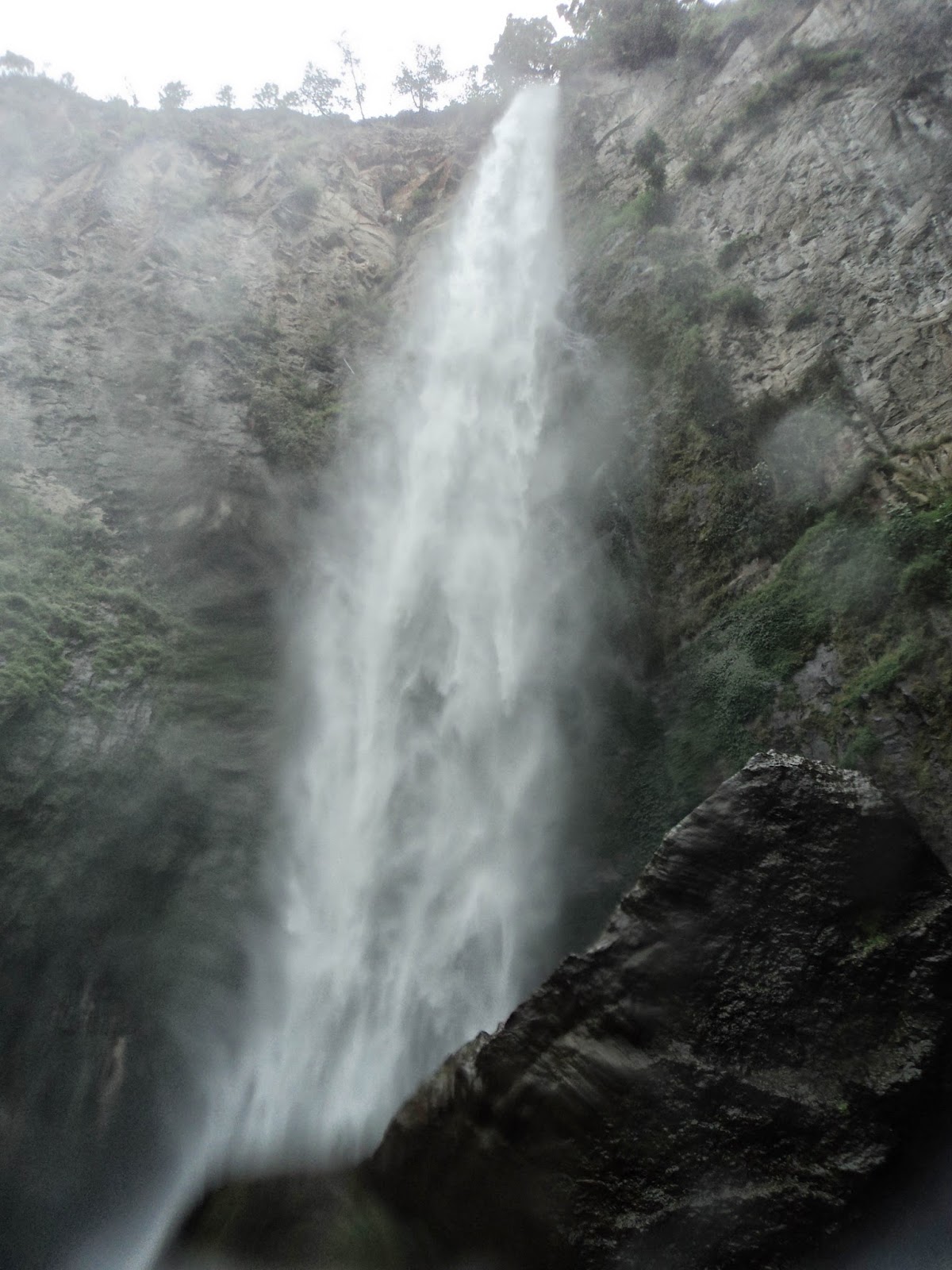 pemandangan air terjun sipiso piso sumatera utara