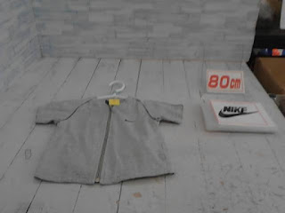 中古品　子供服　８０ｃｍ　NIKE　グレー　半袖ジップアップパーカー　１９８円