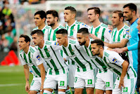 REAL BETIS BALOMPIÉ - Sevilla, España - Temporada 2017-18 - Aissa Mandi, Barragán, Feddal, Fabián, Joaquín y Adán; Andrés Guardado, Sergio León, Martín Tello, Ryan Boudebouz y Riza Durmisi. REAL BETIS BALOMPIÉ 0 CLUB ATLÉTICO DE MADRID 1 (Saúl). 10/12/2017. Campeonato de Liga de 1ª División, jornada 15. Sevilla, estadio Benito Villamarín.