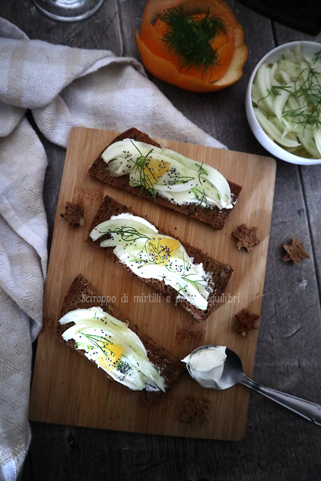 Crostini con panna acida, insalata di finocchi, arancia e semi di papavero