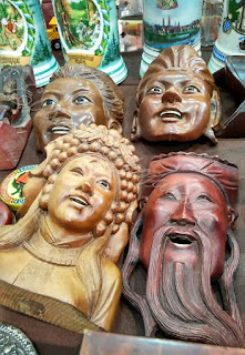Máscaras, talla en madera en el desembalaje de Noja