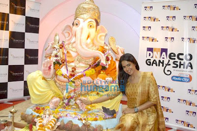 Sameera Reddy at Oberoi Mall's Ganpati