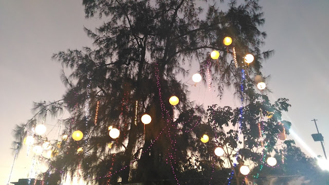 Dayle Pereira of the blog Style File reviews the ASUS Zenfone 2 Laser smartphone with a picture taken by the phone camera of the Christmas lanterns and string lights during the holiday season