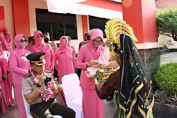 Kapolres bersama Ketua Bhayangkari Cabang Lingga Disambut dengan Tradisi Adat Melayu dan Pedang Pora  
