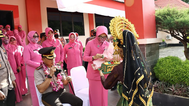 Kapolres bersama Ketua Bhayangkari Cabang Lingga Disambut dengan Tradisi Adat Melayu dan Pedang Pora