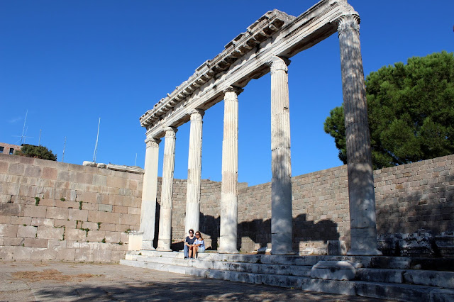 Bergama, İlk parşömen, ilk Asya Kütüphanesi, arastası, Hacı Hekim Hamamı, Mescitaltı Mescidi, Pergamon Antik Kenti, taş ev, Kızıl avlu, Serapeion, akropol