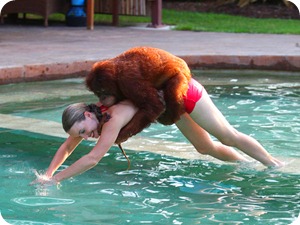 Moksha Bybee e Suryia mergulham (Foto: Barcroft/Getty Images)