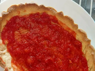 CROSTATA SPECCHIO - frolla al limone con composta di fragole e ganache cremosa al cioccolato fondente.