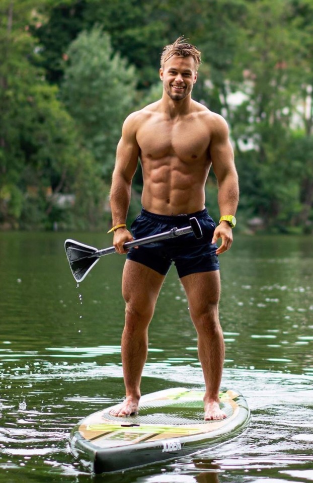 hot-fit-guy-muscle-wet-body-beautiful-smile-shirtless-abs