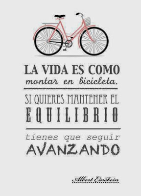 La vida es como montar en bicicleta. Si quieres mantener el equilibrio, tienes que seguir avanzando