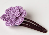 http://translate.googleusercontent.com/translate_c?depth=1&hl=es&rurl=translate.google.es&sl=en&tl=es&u=http://crocheterie.blogspot.com.es/2012/02/crochet-hair-clip-hat-and-flower-free.html&usg=ALkJrhhyHcdeChRpcceutzp-NPws65tRiw