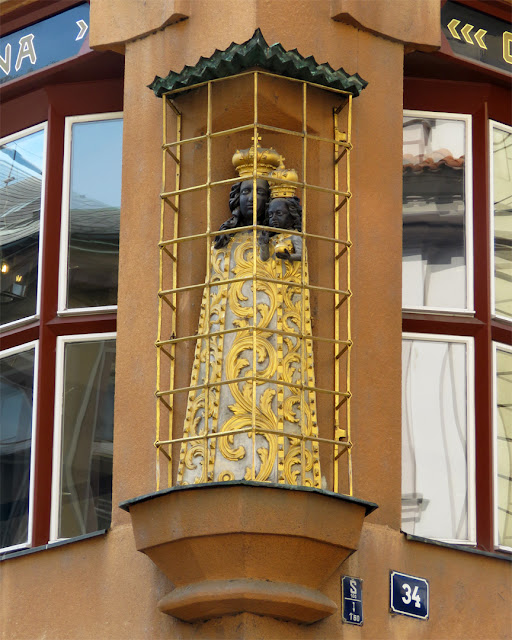 House of the Black Madonna, Celetná / Ovocný trh, Prague