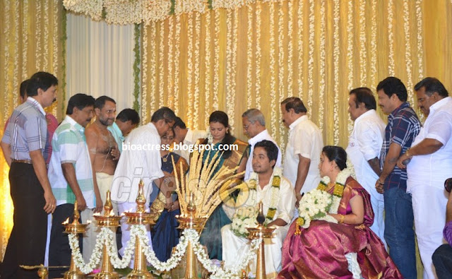 vineeth sreenivasan marriage ,wedding photos