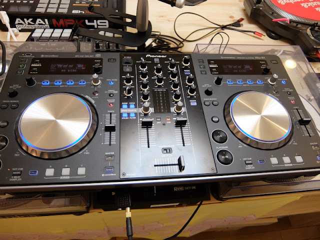 PioneerのXDJ-Rを使ったDJ講座の写真です。