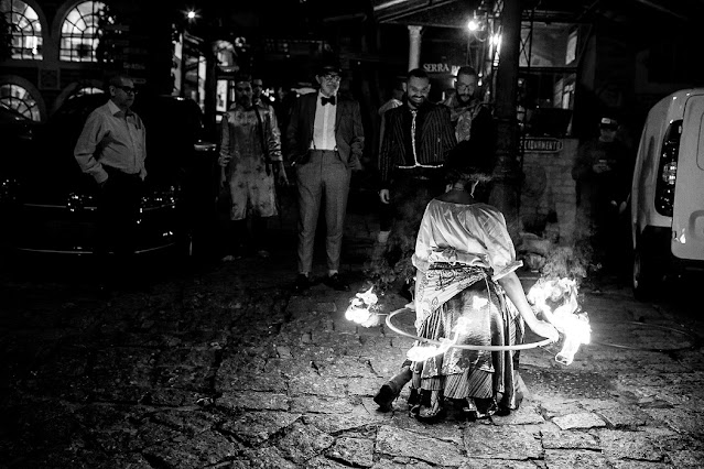 Atração Bambolê de fogo de Humor e Circo para festa de casamento ao ar livre em São Paulo.