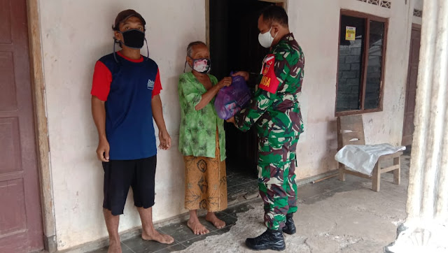 KodimKaranganyar - Melalui Babinsa, Dandim 0727 Karanganyar Bagikan Sembako